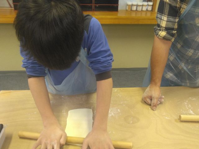 うどんの生地が思ったよりも伸びずに苦戦中_うどんの館 大庄屋