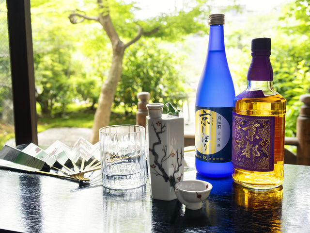 アートカフェでは「都をどり」歴代ポスターの原画を見ながら、京都の地酒やウイスキーを楽しめます。_祇園 花街芸術資料館