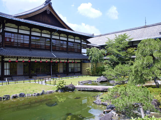 池泉庭園から眺めた、資料館の建物です。_祇園 花街芸術資料館