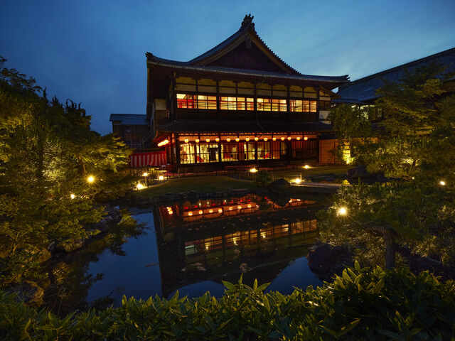 夜はライトアップされます。_祇園 花街芸術資料館