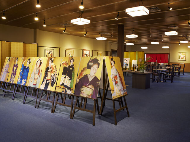 芸妓さんや舞妓さんについて多くの資料が展示されています。_祇園 花街芸術資料館