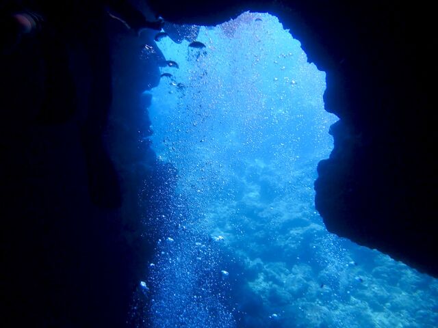 青の洞窟の中は、期待以上の青さ、とてもきれいで感動しました_沖縄マリンサービスブルーケーブ