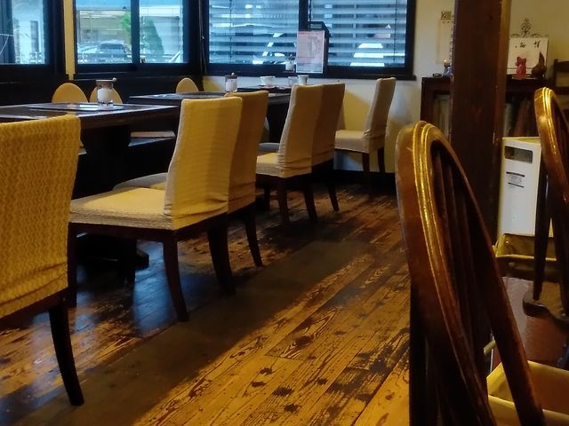 テーブル席_珈琲屋クレセント