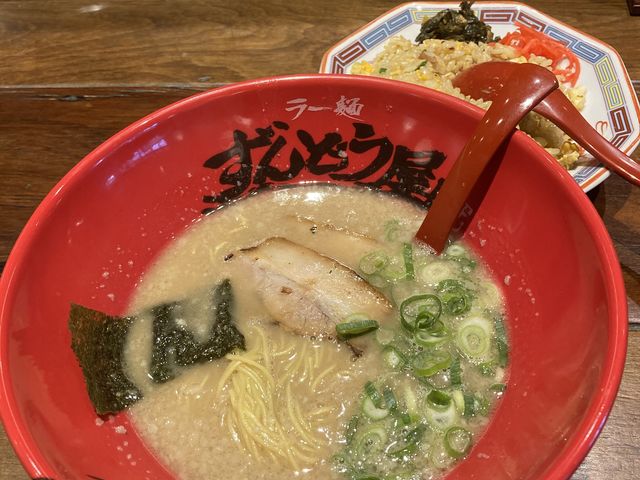 このドロッとしたスープがたまりません。細麺によく絡んでいて最高です。_ずんどう屋