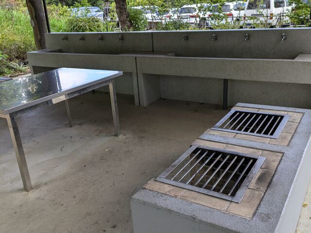 Aサイトの炊事棟です。かまどが4つあります。_平和島公園キャンプ場
