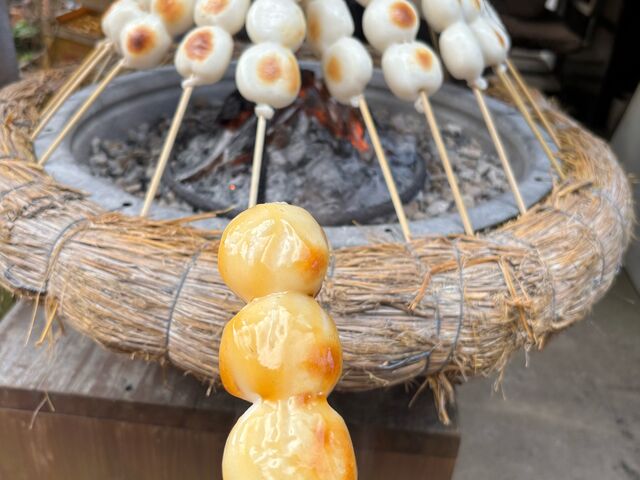 炭で焼いてみたらしをかけてくれます
1本400円でした_一目八景