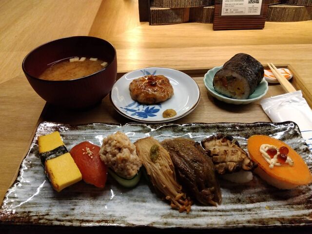 ヘルシーなお寿司、味がしっかりで大満足。お腹いっぱいになりました。食後に注文したチョコケーキもペロリ_パプリカ食堂 Vegan ヴィーガン