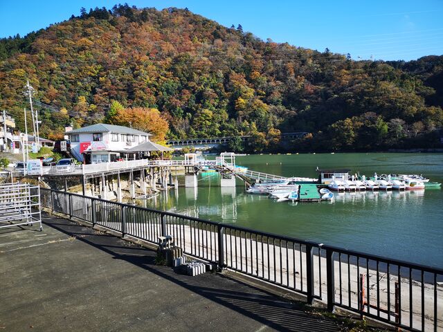 相模湖嵐山。平日のせいか、人出はかなり少な目でした。_嵐山