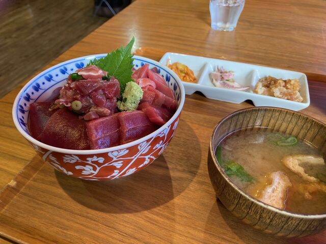 マグロ丼は安いことは安い_Bay Lounge Coffee