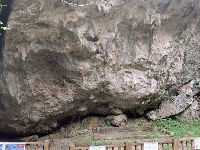 自然の造形
左が三庫理 右がチョウノハナの拝所_斎場御嶽