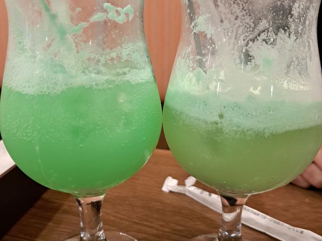 同じドリンクです。綺麗な色の方はまだギリギリメロン味を感じました。汚い色の方は本当にほぼただの炭酸水_オーブン亭桑名店