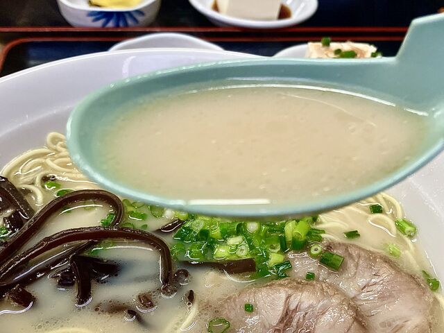 あっさり目の豚骨スープ_扇龍ラーメン