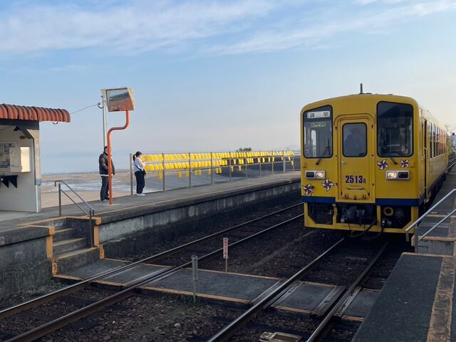 黄色いハンカチが飾ってあります。_島原鉄道(大三東駅)