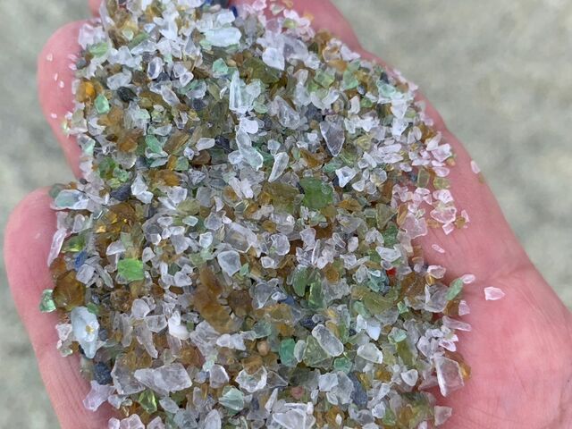 小さく丸く削っているので、危なくないです_ガラスの砂浜