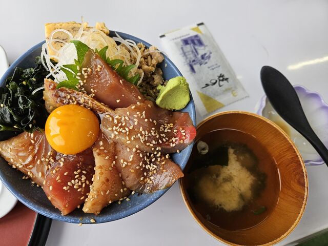 地魚のづけ丼です。丼や定食を頼むとバイキングが付きます。お魚がとても新鮮で、だんぜんお得ですね。_伊戸だいぼ工房