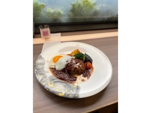 目玉焼き付きを頼んだが、ハンバーグソース(デミソース)の味が自分の好みではなかった。_レストラン シャングリラ