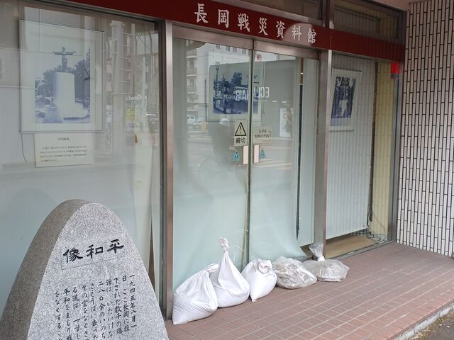 歩道沿いからも施設の展示内容の説明の一部を見れます。_長岡戦災資料館