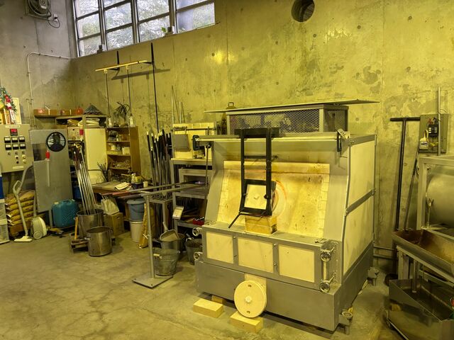 屋内で広い製作所_甲山ガラス工房