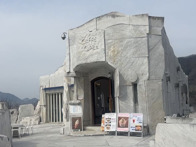 カフェの入り口_耕三寺博物館カフェクオーレ