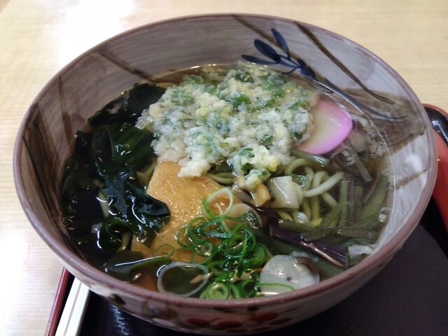 よもぎ饂飩。天ぷらもよもぎですね。_大和屋