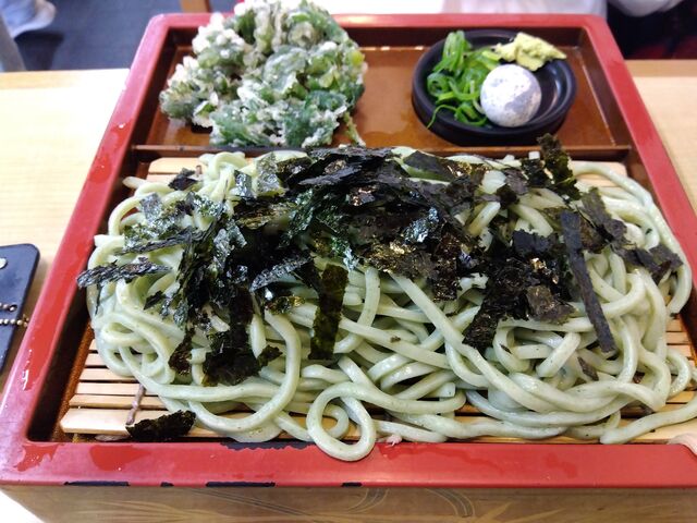 よもぎ天ぷら付きのざる饂飩。_大和屋