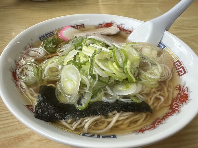 マルタマ食堂の中華そば。
画像はねぎを追加トッピングしたものです。_マルタマ食堂