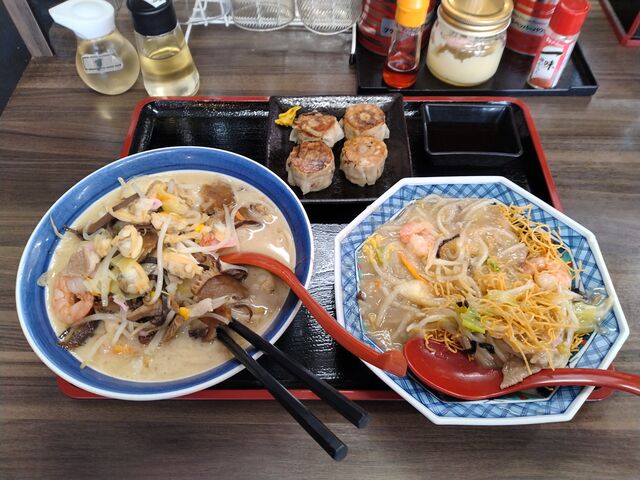 看板メニューの伊万里ちゃんぽん(具は全部載せ)と皿うどん、その上にあるのは焼きしゅうまいです。_伊万里ちゃんぽん