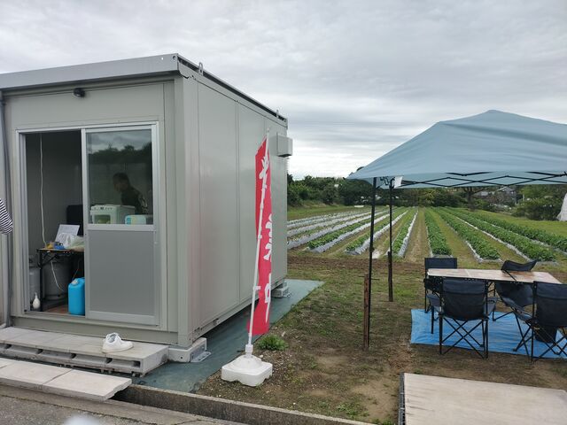 受付場所と休憩用テント。大きな通りにはのぼりがあり、すぐ見つけられました。_鈴木農園
