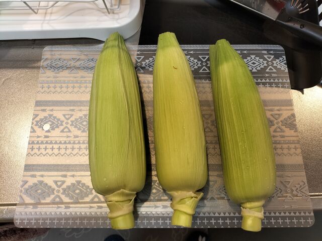 収穫後、外の葉は処理してくださり、この状態で持ち帰りました。ラップしてチンでゆでとうもろこし完成!_鈴木農園