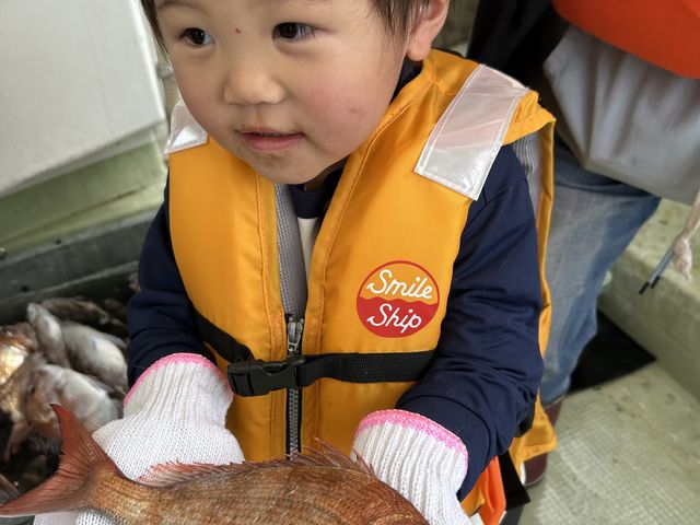 小さめの鯛なら2歳児でも持てました!_宝正丸
