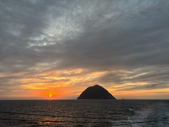 夕日と八丈島小島_竹芝桟橋