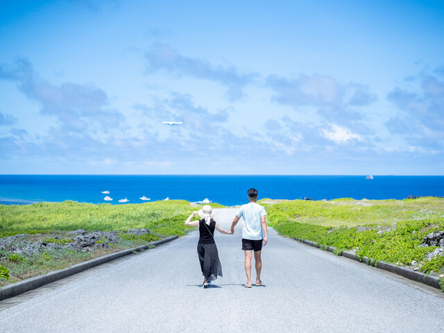 宮古ブルーと緑の一本道_Aruto 宮古島カメラマン