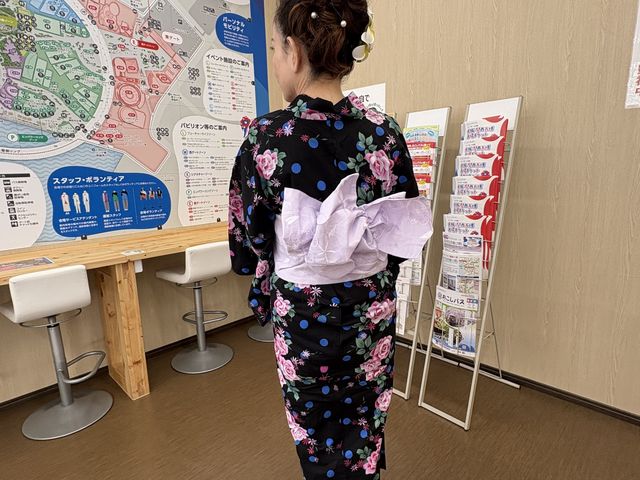 黒地に薔薇の粋な浴衣でした。_gallery Ange 梅田店