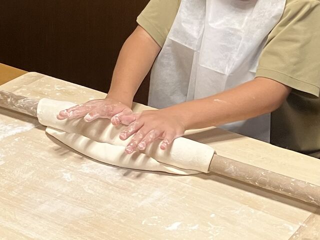 伸ばして伸ばして_うどん職人和製麺所