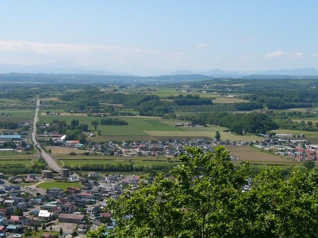 展望台から望む本別市街と大雪山脈_神居山展望台