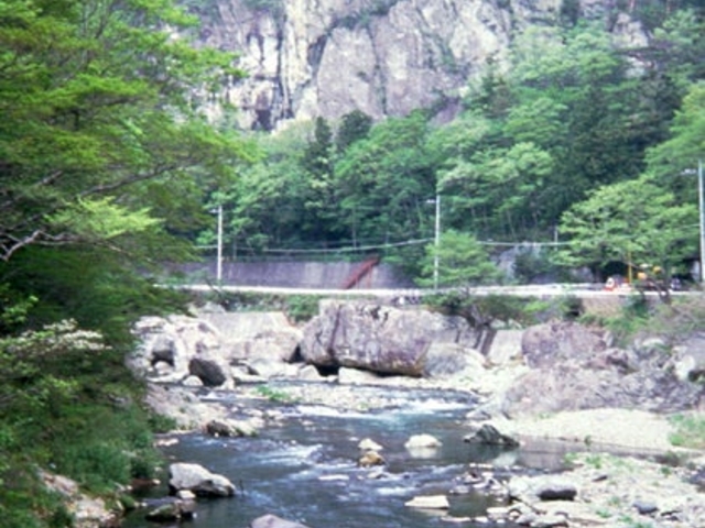 天狗岩の新緑と紅葉の写真1