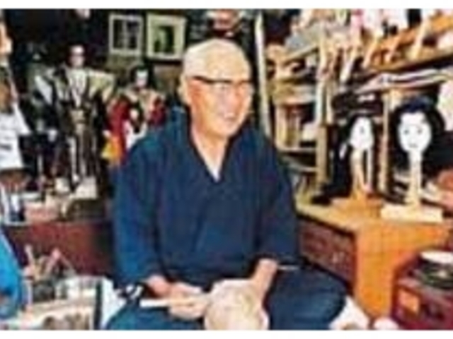 阿波木偶を彫る阿波木偶館の田村恒夫館長_こくふ街角博物館