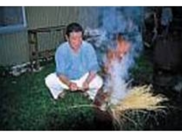 カツオのワラ焼タタキを作るご主人_井筒家