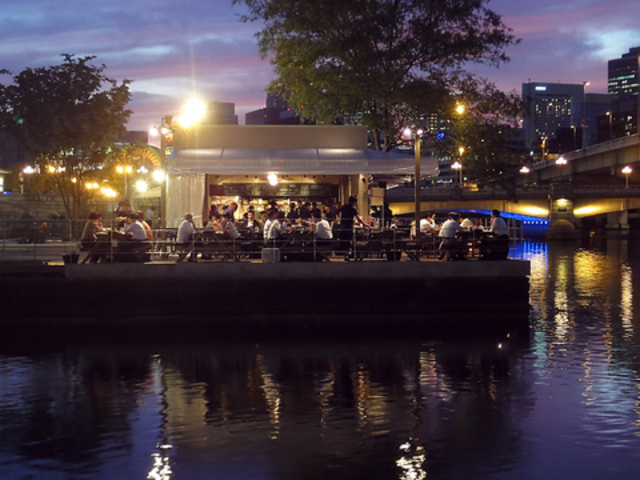 R RIVERSIDE GRILL & BEER GARDEN アールリバーサイドグリルアンドビアガーデンの写真1