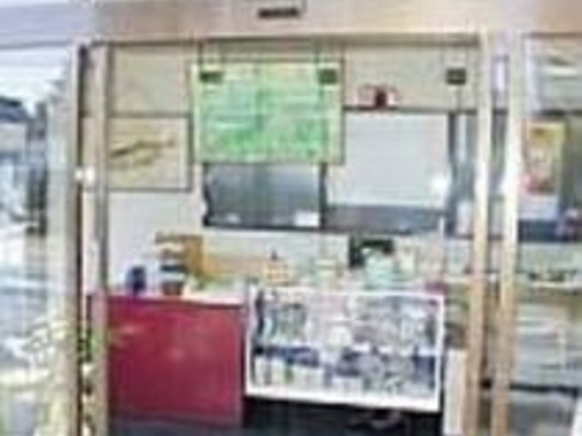 かまぼこなど富山の名産品がずらりと並ぶ_川上鱒寿し店