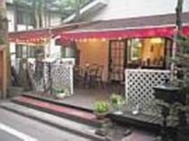 六本辻そばにある、カラマツ林に囲まれた店_コクーンティーガーデン本店