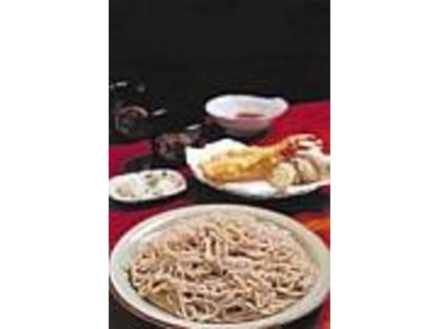 大きなのエビの天ぷらが付く『天ざるそば』_十割そば処 おに屋