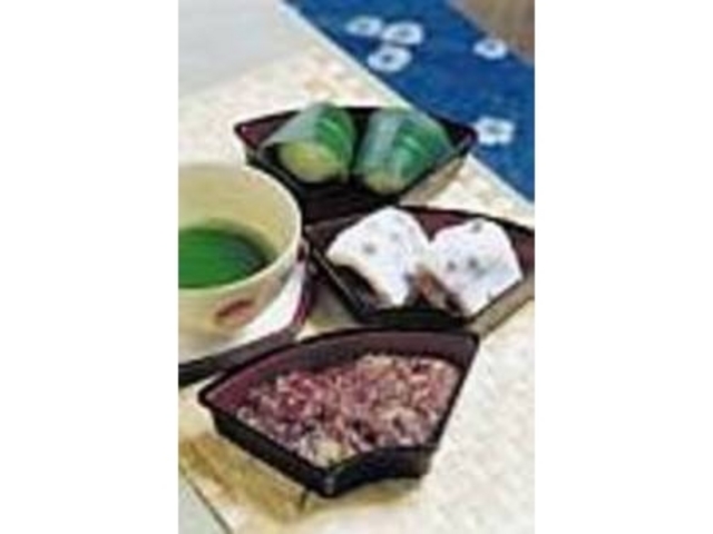 小豆の味と草餅の風味が絶妙なあんころもち_さくらざか 栄心堂