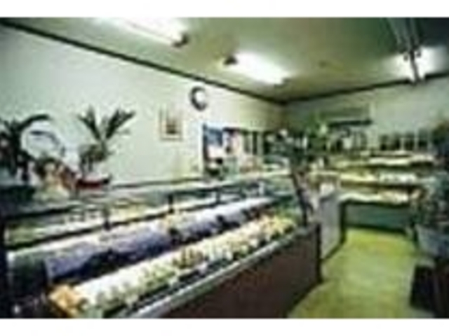 ケースの中に多数ならぶケーキもおすすめ_クローバー洋菓子店