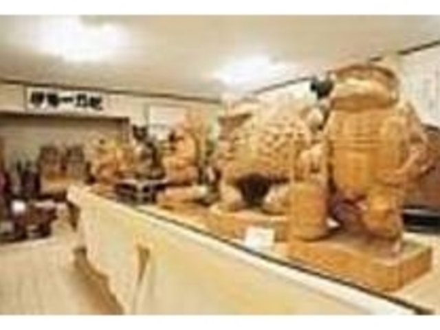 館内には伊勢一刀彫の作品がずらっと並ぶ_伊勢一刀彫会館