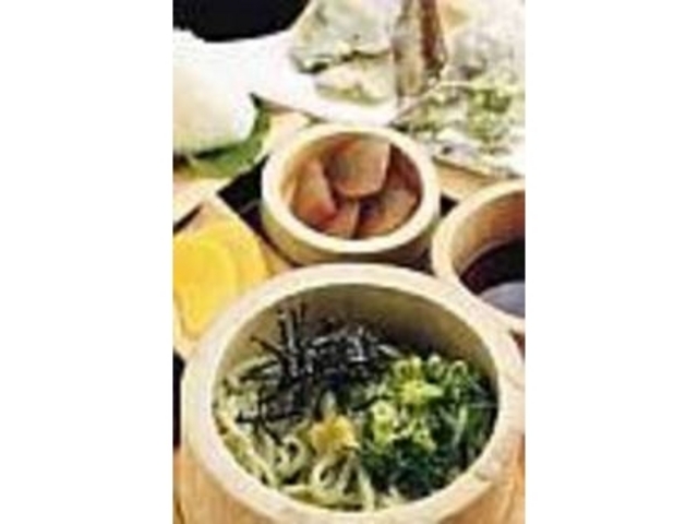 竹椀に盛られた色鮮やかな『細雪うどん』_うきさとむら