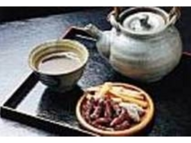 番茶セットには昔懐かしい駄菓子もつく_牛銀番茶亭