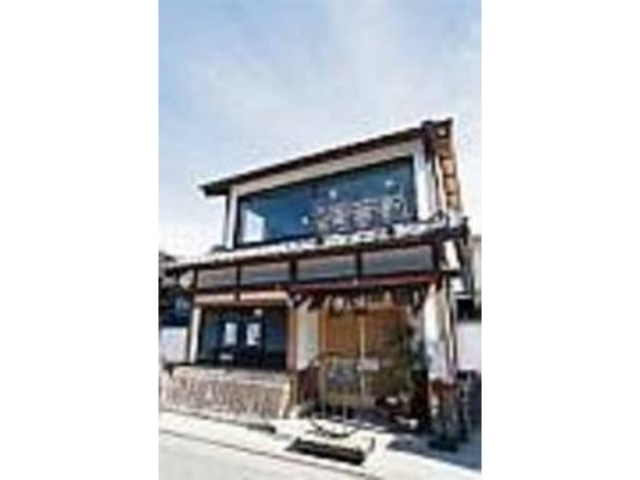 白壁と瓦屋根の建物が目印になっている_牛銀番茶亭