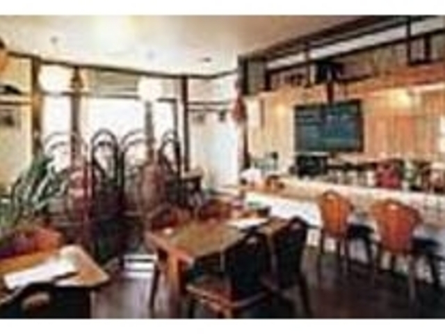 店内にはエスニックな置物が並んでいる_ダージリンカフェ