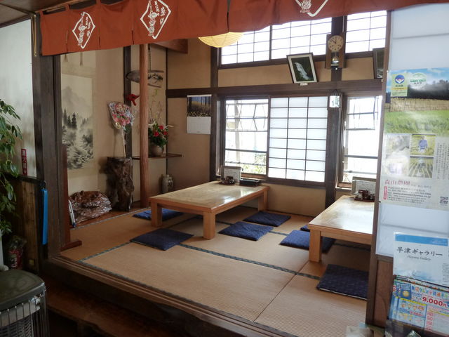丈屋造を移築したという、趣のある建物_そば処薬師